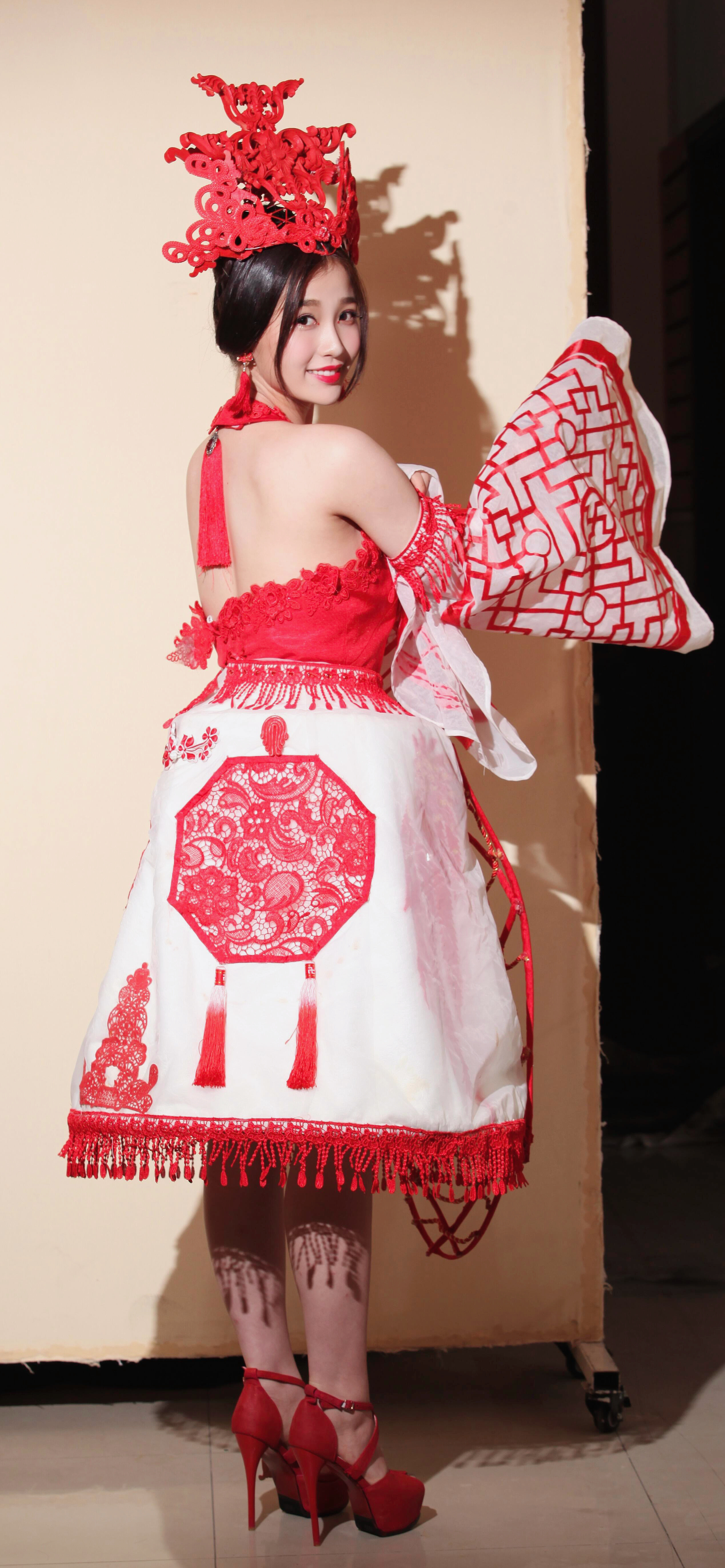 虞书欣一年级综艺生图剪纸中式礼服走秀相比之前，欣欣现在瘦了好多好多❗️