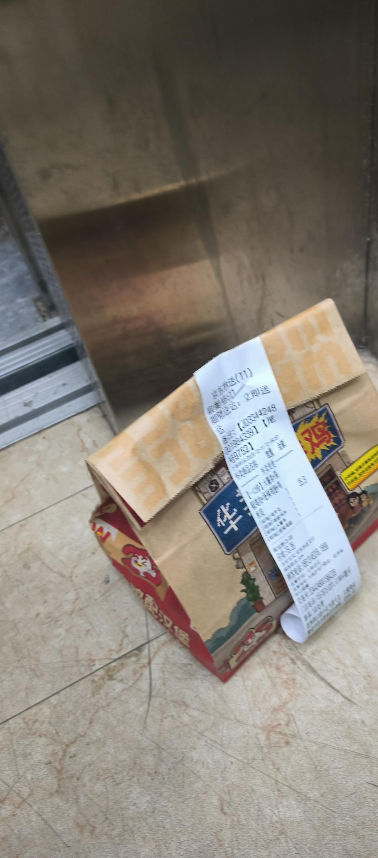 如今在电梯里，常常能见到楼上住户点的餐食。这样一来，送餐人员无需亲自把餐送到用