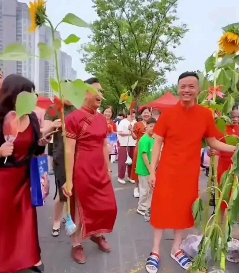 高考结束后，考生一般都是这样子的！一，让爸爸妈妈买一个好手机，而且不要便宜的。