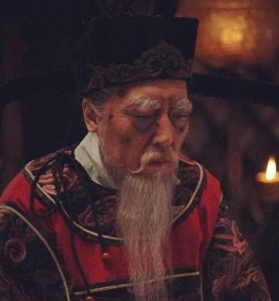 1562年，严嵩倒台，在被抄家时提出：留点钱打发仆人。徐阶听闻，一字一句道：“我