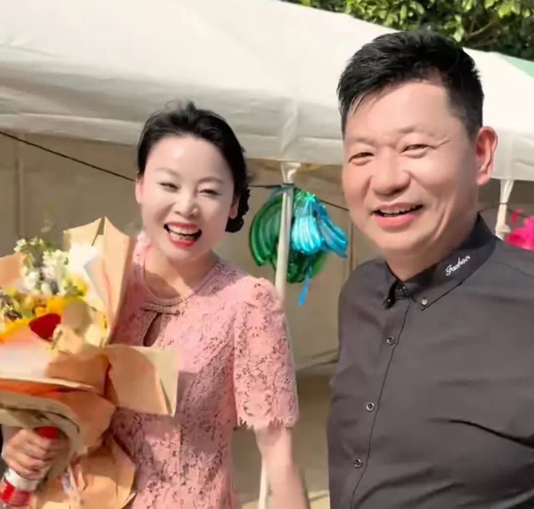 草帽姐彻底解放了吗！这几年，网友都知道她家的事，没有保密的，