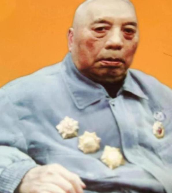 1976年，兰州军区副司令乘坐绿皮火车，前往郑州出差。过了送餐时间，副司令拿出几