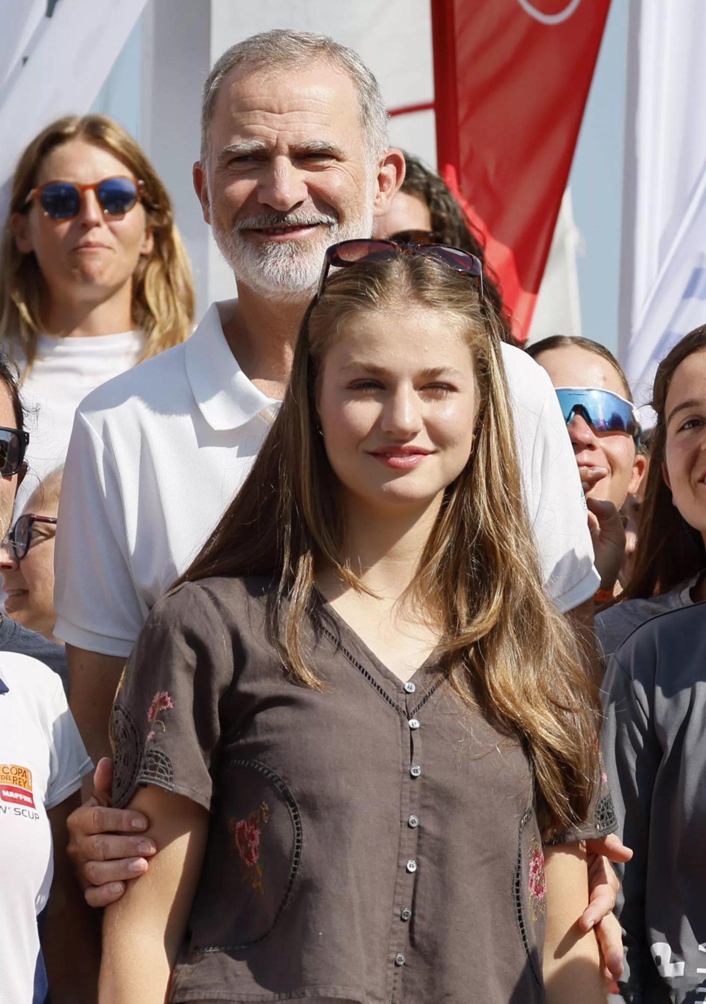 西班牙王室🇪🇸8月2日，费利佩国王和宝贝女儿阿斯图里亚斯公主莱昂诺尔为国王