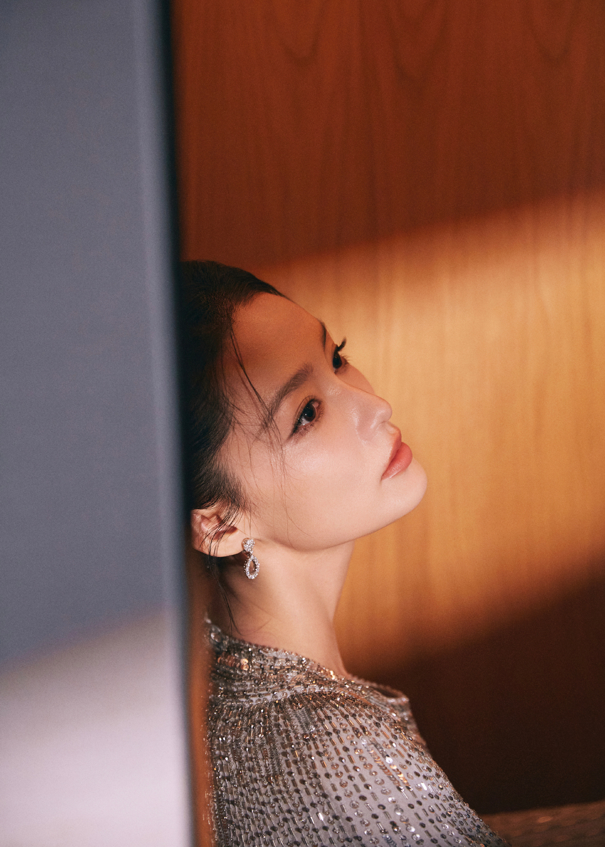 李沁：暗夜银光，温婉温柔。李沁
