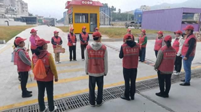 文明劝导暖人心 志愿服务践初心：暖心行动助力社区和谐