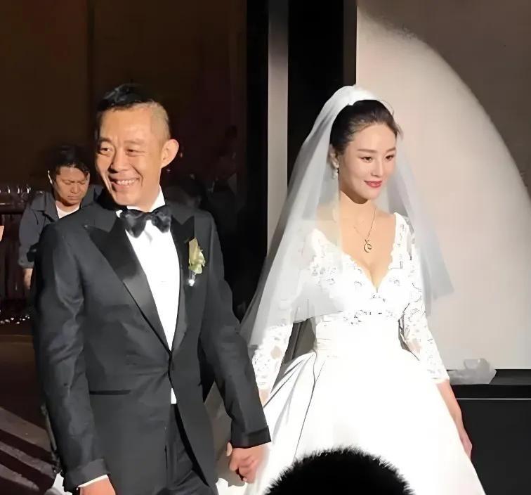2011年潘雨辰不顾家里人阻拦，执意嫁给刚结束上段婚姻的侯勇。那时侯勇已经44岁