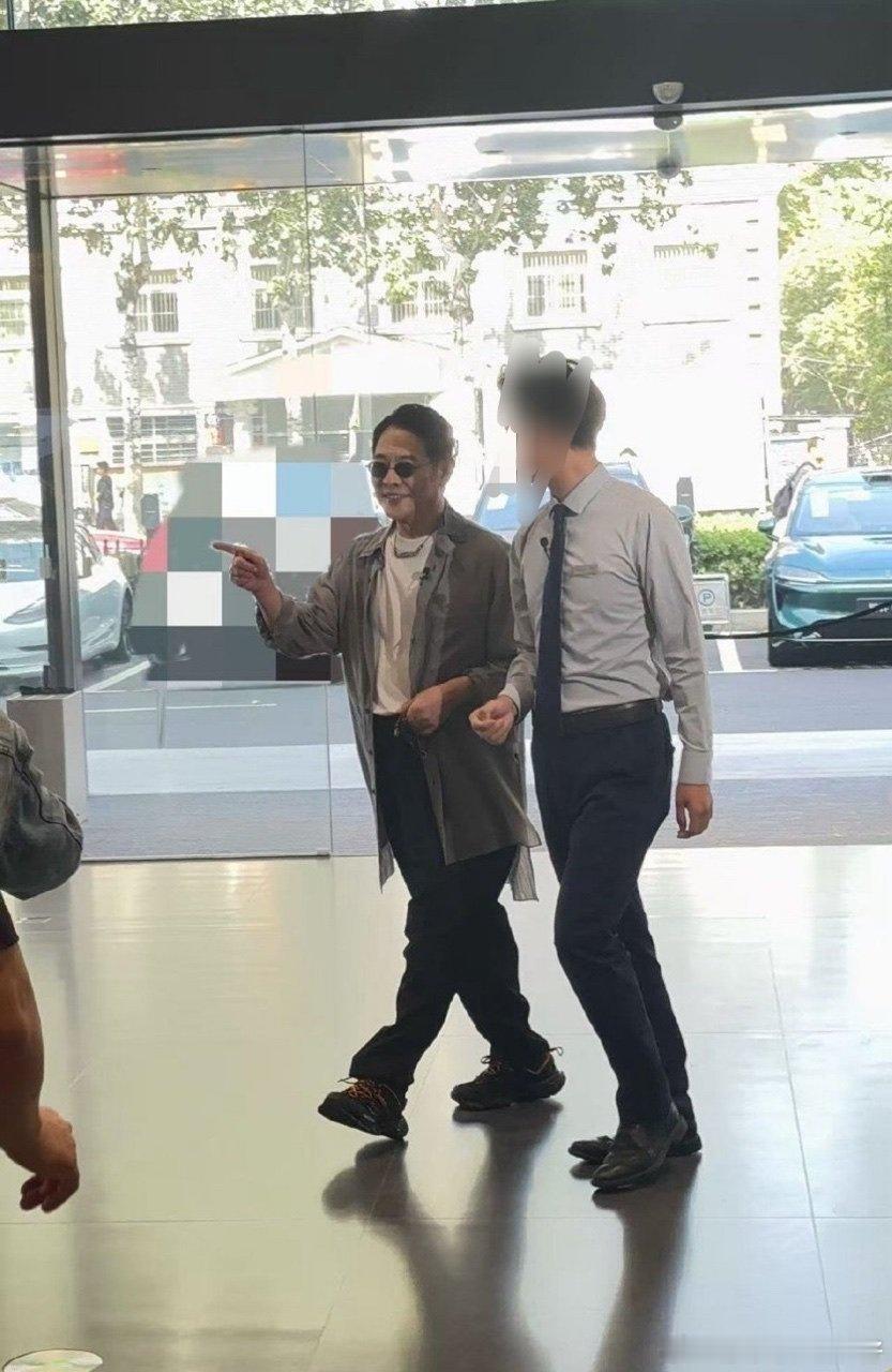 北京丰台偶遇李连杰北京丰台偶遇李连杰提车在北京见到李连杰了！！​​​