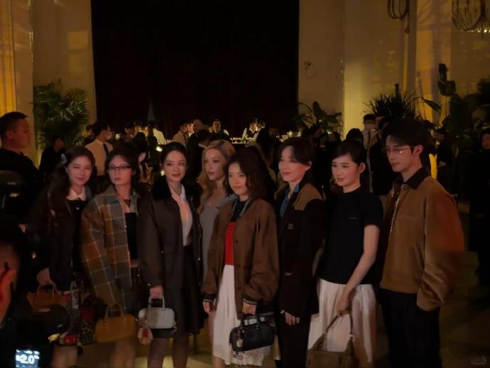 刘柏辛分享MiuMiu活动大合照，李沁在列颜值抢眼，两人同框演绎别样时尚，
