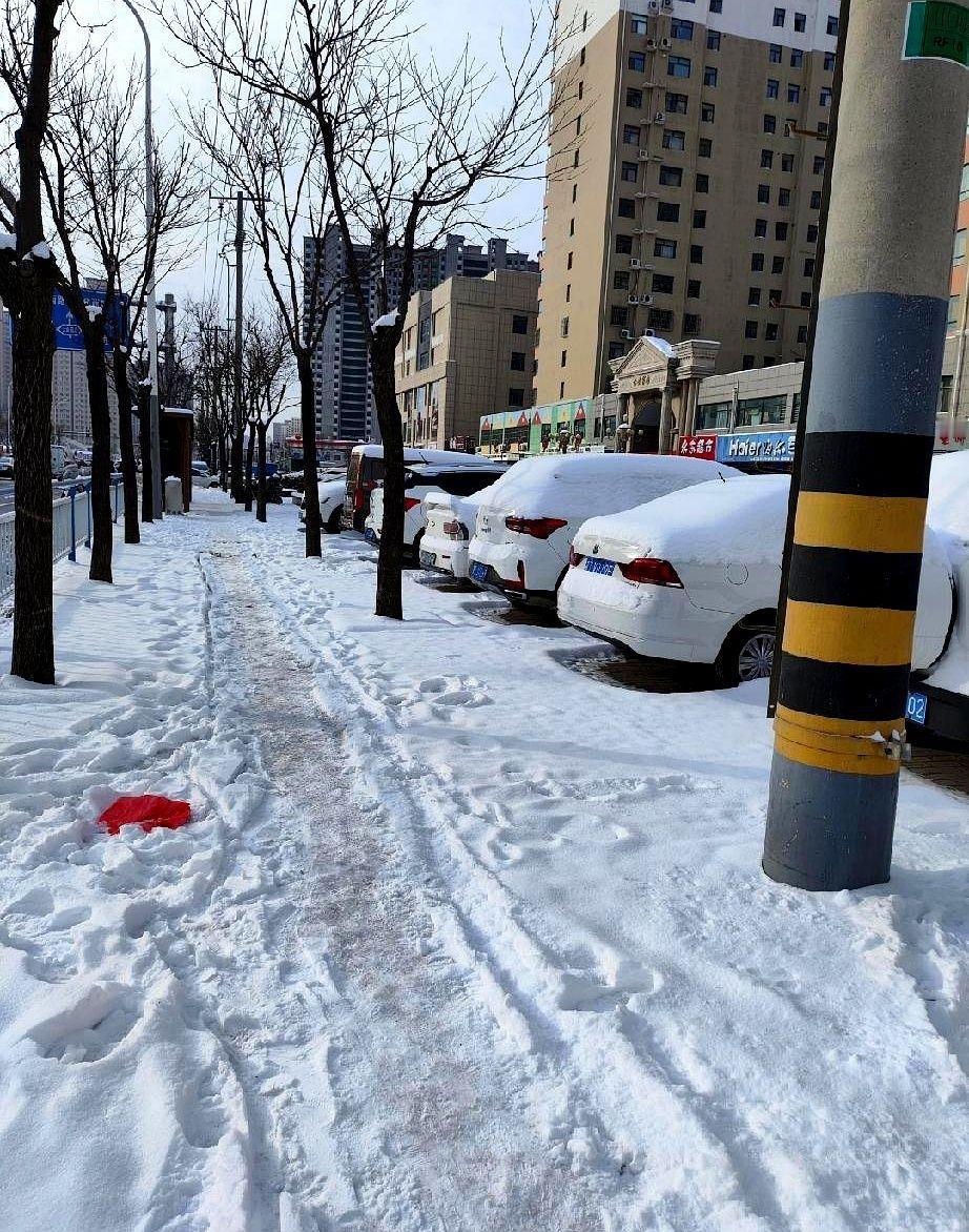 邻居A在社群平台讲了段糟心事——她和楼上太太B原本常一起拼菜、遛娃、喝茶，结果B