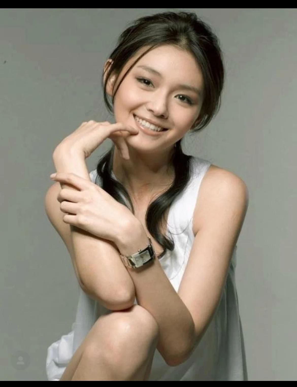 给自己买奢侈品，给孩子买优衣库。女儿发育了连内衣也忘了买，都是网友发现网友给建议