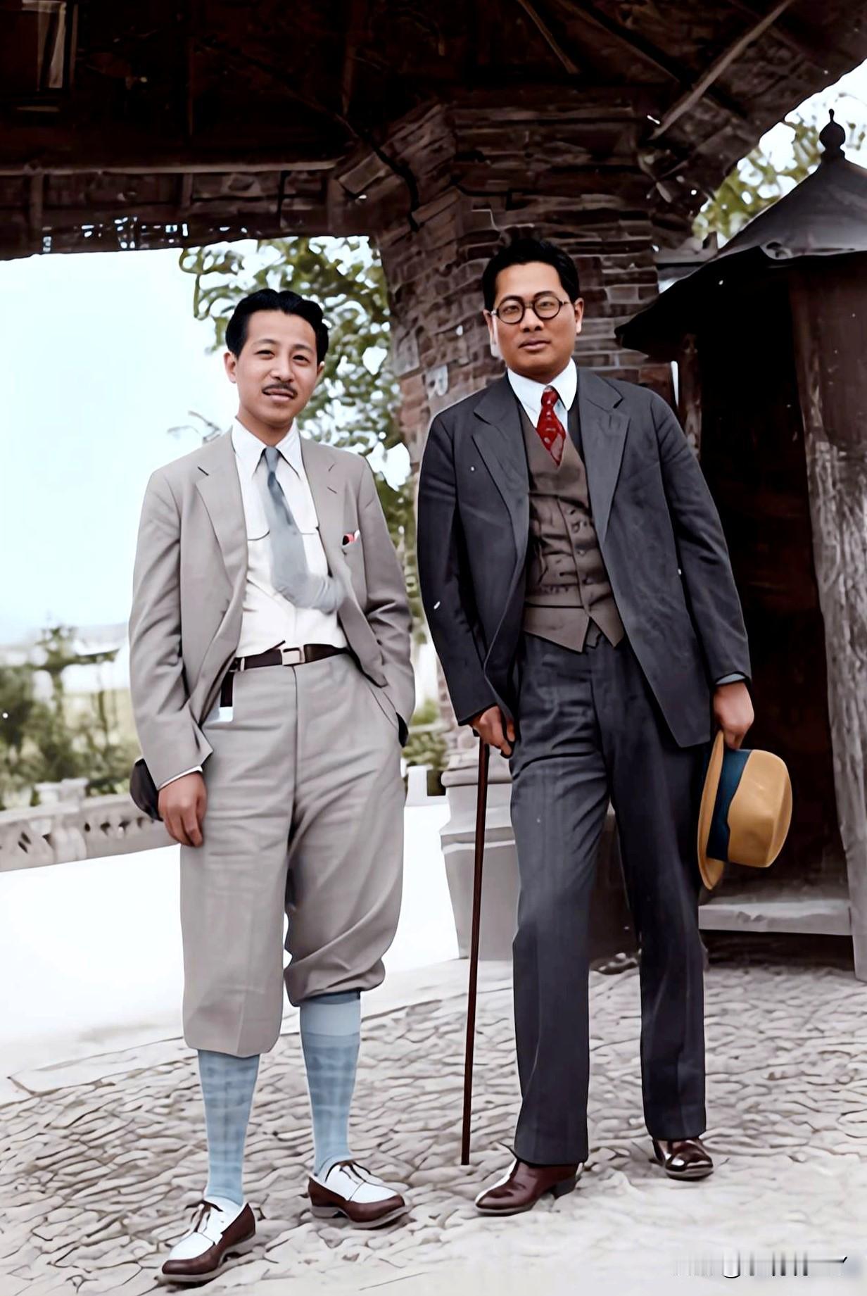 这是张学良和宋子文年轻时的一张留影老照片，拍摄于上世纪30年代初，这可不是演员所