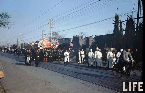 1946年，北京街头的送葬队伍，规模盛大、沿袭晚清礼制，这种规模事主的身份肯定不