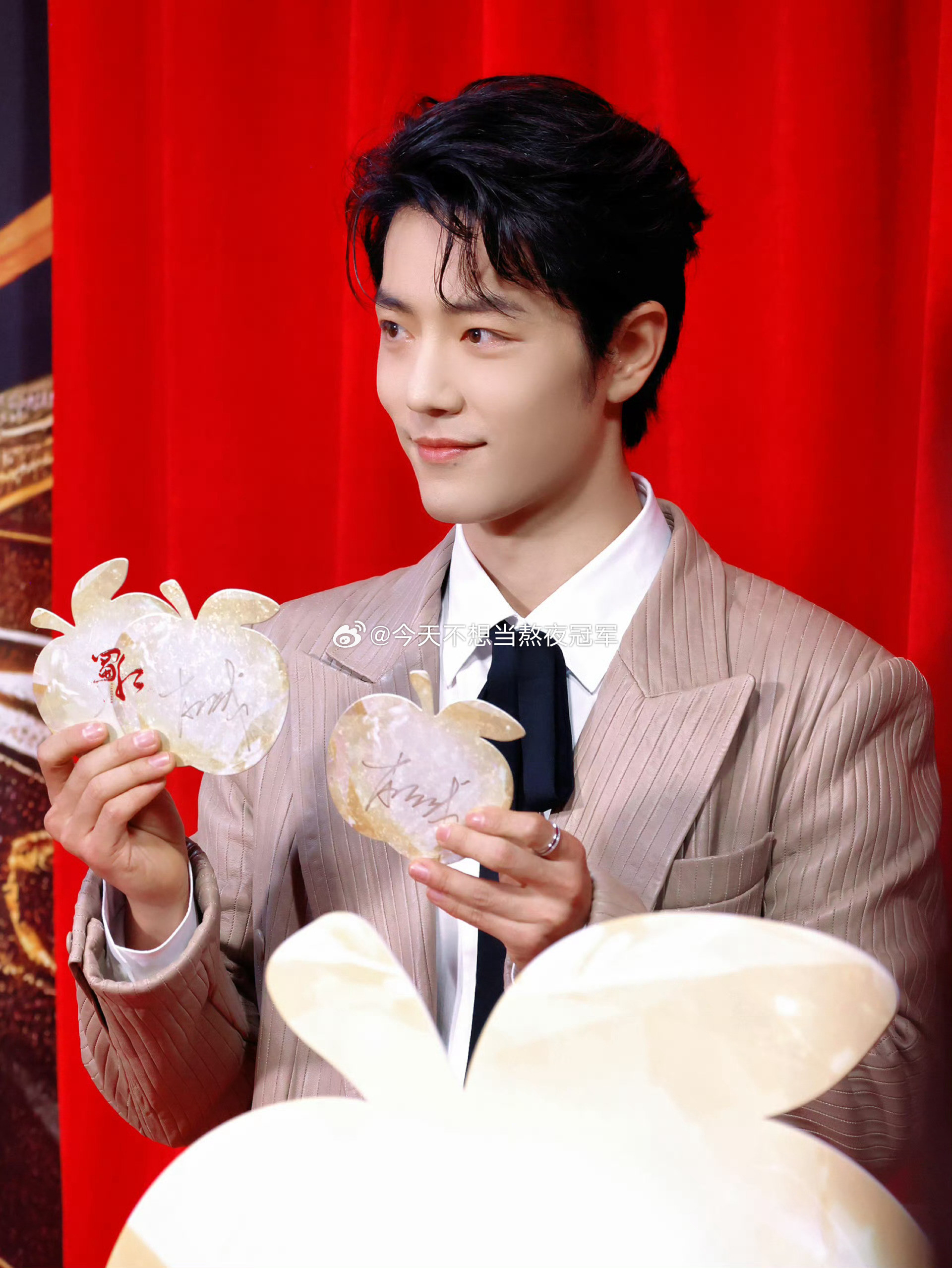 肖战又带着电视剧品质盛典上高位世趋喽世趋常客的威力肖战品质盛典红毯压轴