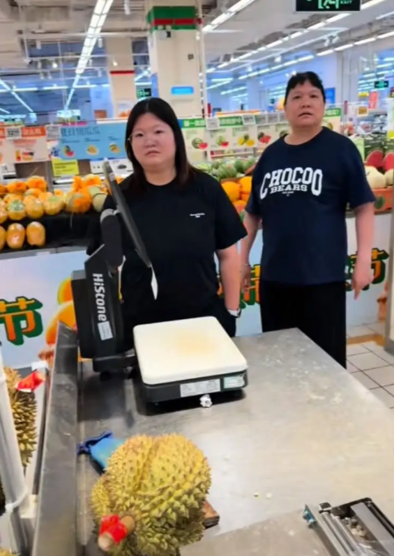 广东深圳，女子到超市里买榴莲看到一对母女在为难售货员。女子仗义为售货员执言，却被