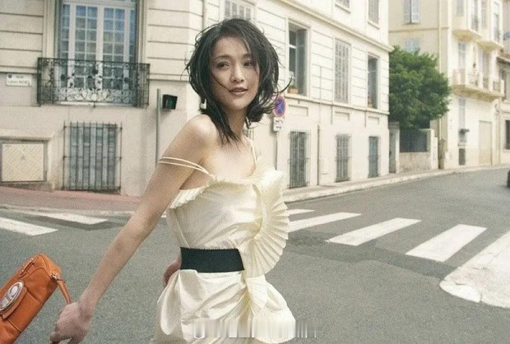 2006年，周迅在戛纳街头。那个时候，也是26岁的周迅！真的有点子明媚阳光的