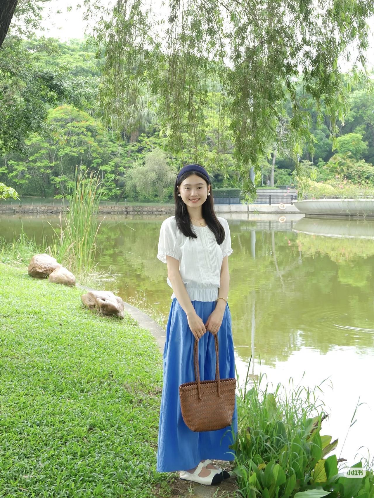 绿水青山间，美人如画里。