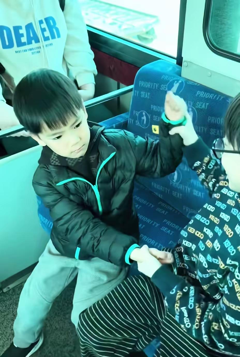 终于知道甜甜家两儿子为啥老打架了，都是凉皮手欠惹的祸。梁靖崑在澳门“拼命