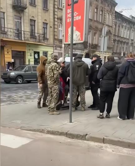乌克兰适龄男性的逃亡操作越来越离谱，各种花式避役套路层出不穷。有人藏车底、钻树林