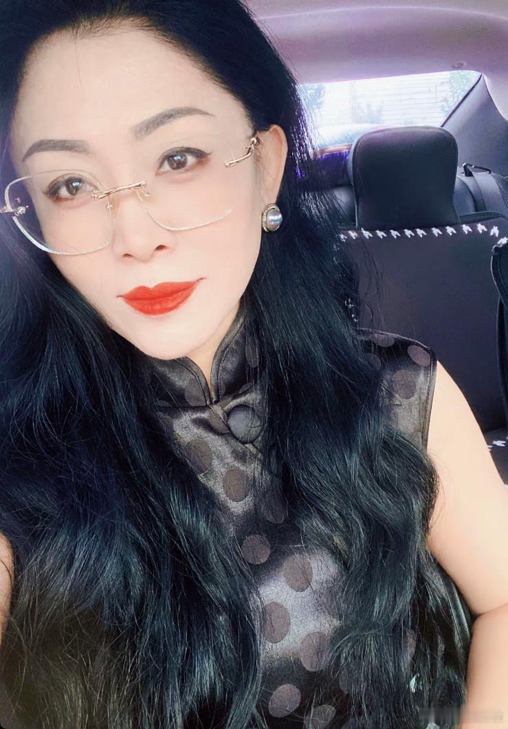 眼镜一戴谁也不爱之美阿姨​​​