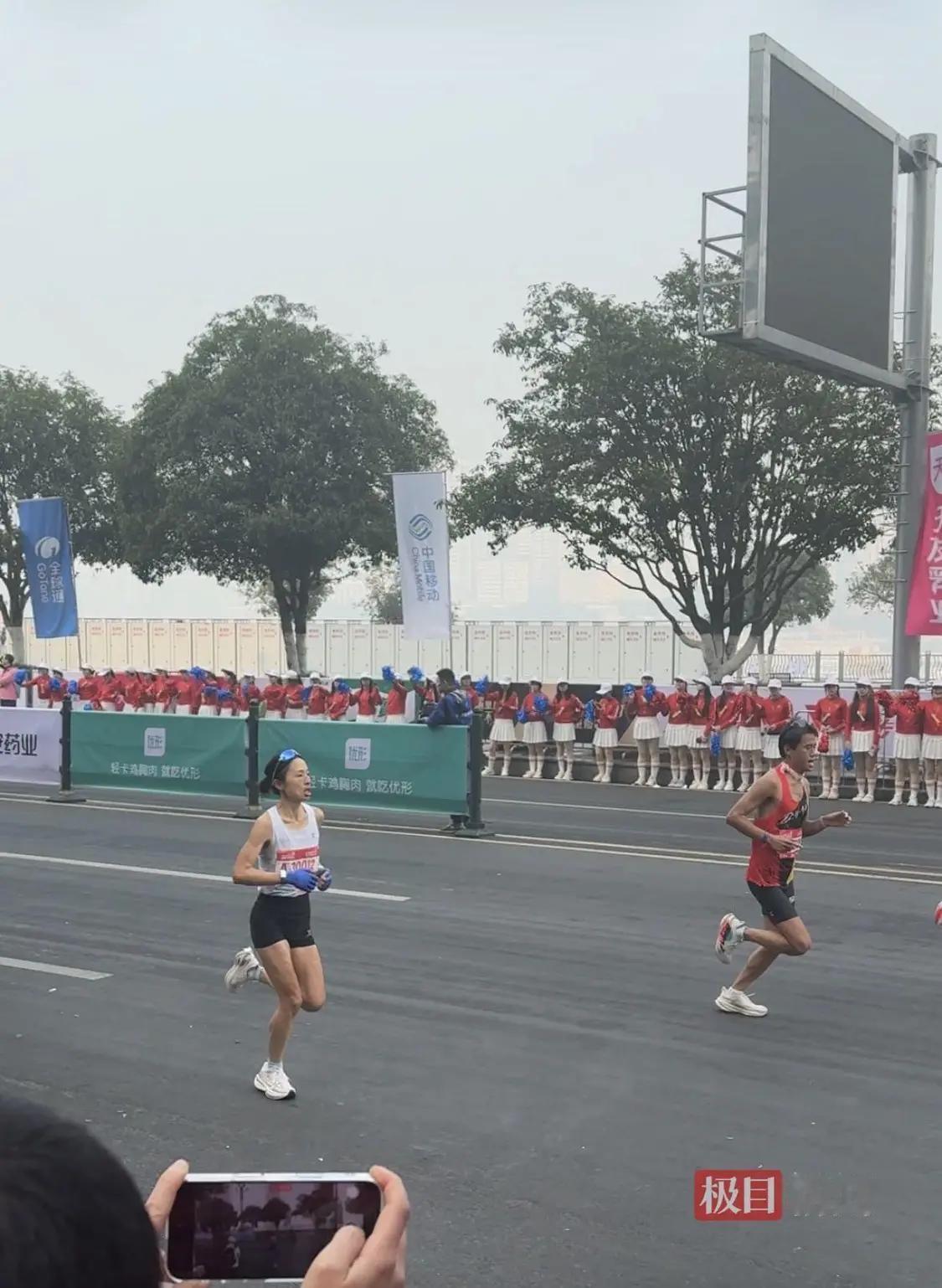 燃爆赛场！1月18日湖北极目新闻消息，“最快女护士”张水华现身重庆马拉松，这是