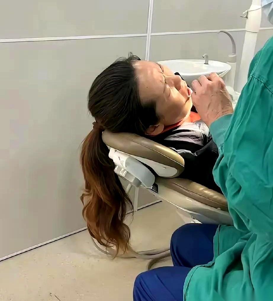 脸都肿成猪头了，眼睛都快睁不开了，婆婆不骂着她去医院，她自己还想硬扛。就为了那