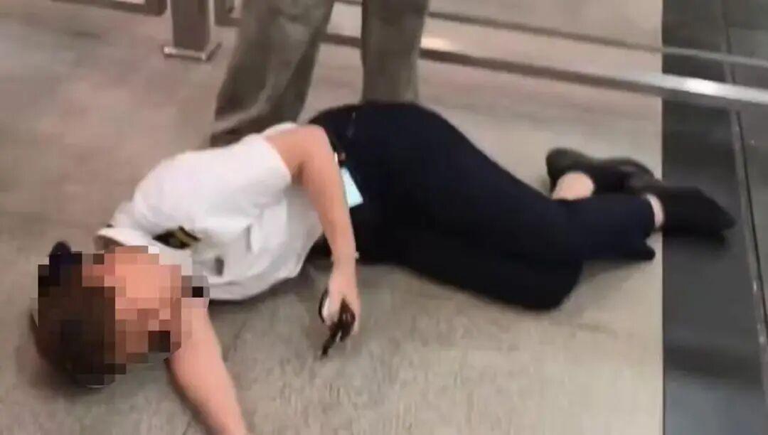 广东东站，一女子只因迟到5分钟，错过了检票时间，就对着值班的女检票员又骂又打，还