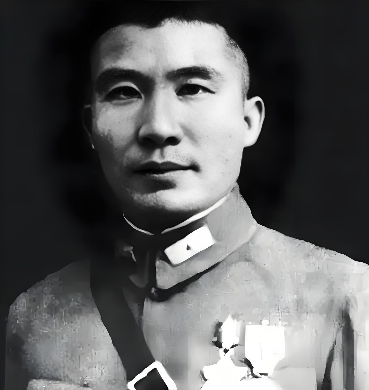 1935年谭家桥战役后，王耀武抓获红二十一师师长胡天桃。审讯前他想象对手应该配枪