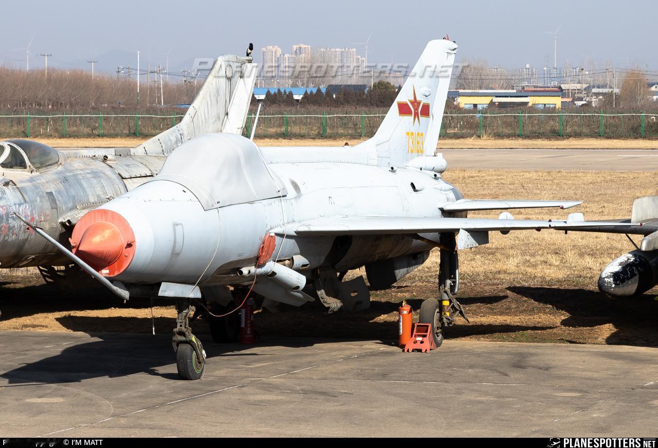 机场场坪的一角，扎堆摆放着一些老飞机，当年的主力装备，现在新老迭代，装备更新，前