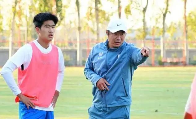 同样备战全运为何山东足坛教父殷铁生可以放心让弟子韩鹏执教指挥!而上海足坛教父徐根