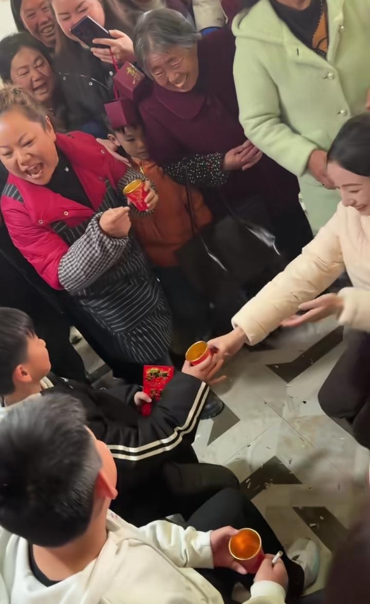 俩小学生请一天假，因为侄子结婚，作为长辈要接敬茶给红包。两个小学生接受一对新