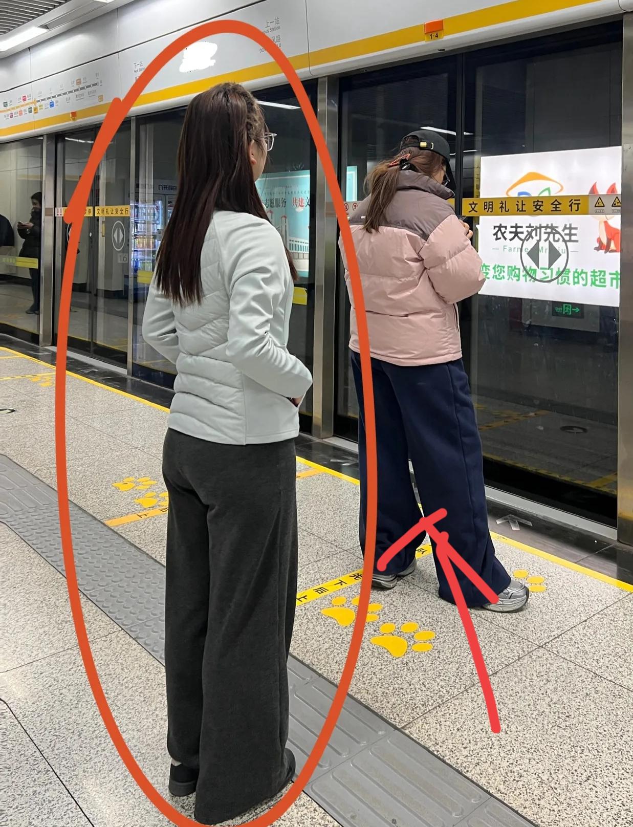 是我跟不上时尚轮回了？地铁里撞款好几件“复古风羽绒服”，明明是爸妈那辈的款式，居