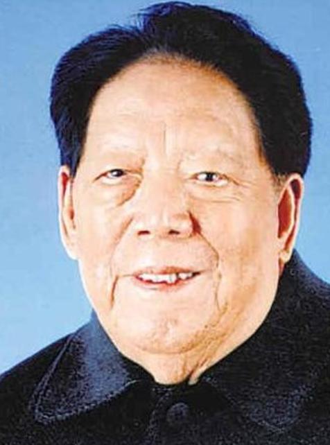 1996年。离休的铁瑛将军正在家里看报纸。就在这时，女婿走了进来，女婿说：爸！你