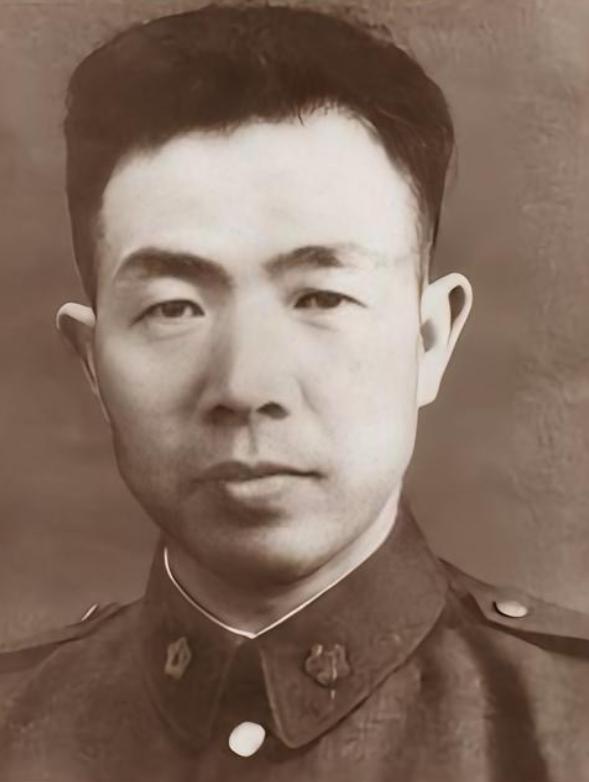 1948年，国军中将投诚后，本可安享晚年，却执意要去台湾，结果被囚禁了25年，这