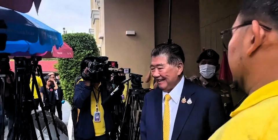 昨天下午3点泰国代总理普坦来到泰国前总督府签署文件。他花了大约40分钟才从总部1
