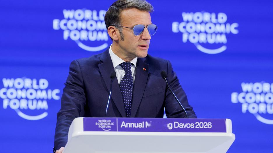 【法国总统马克龙在达沃斯谴责美国旨在“削弱和征服欧洲”的“竞争”】马克龙戴着