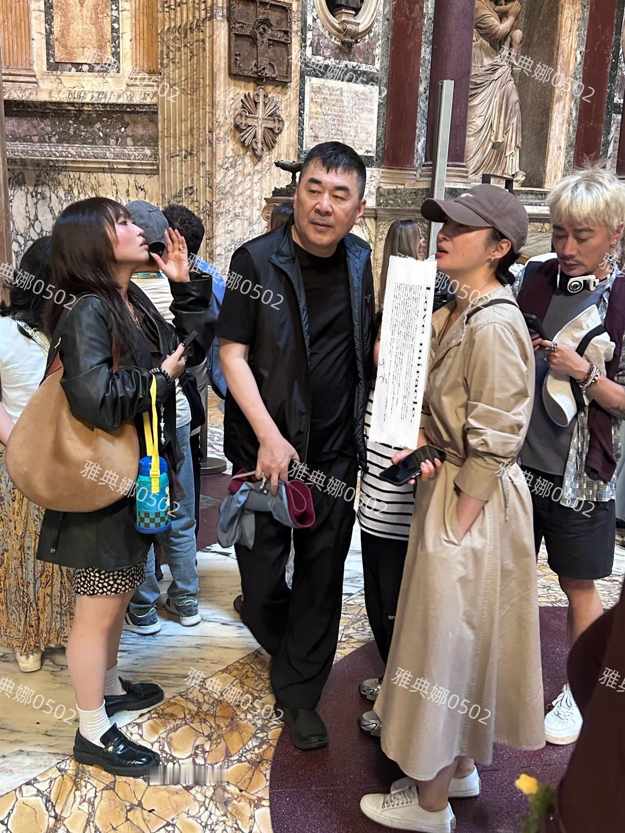 在罗马万神殿碰上明星夫妻陈建斌和蒋勤勤了，蒋勤勤虽然51岁了但本人真是太美了，不