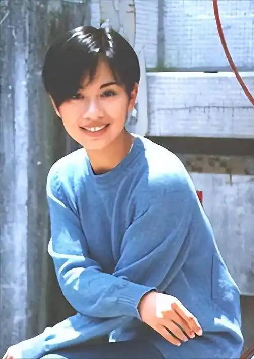 2006年，采访者问陈松伶：“如果能回到年轻的时候，你最想弥补什么遗憾？”陈