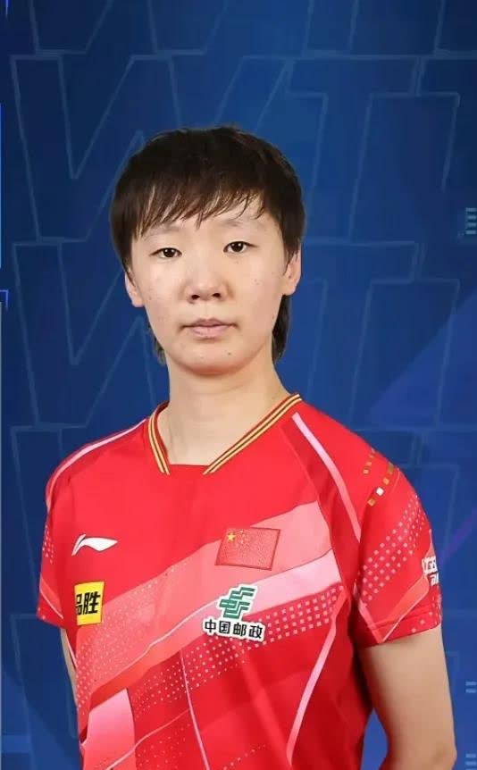 ★比赛时间15:40T1波兰选手维尔戈斯站在球台前整理胶皮时，王曼昱