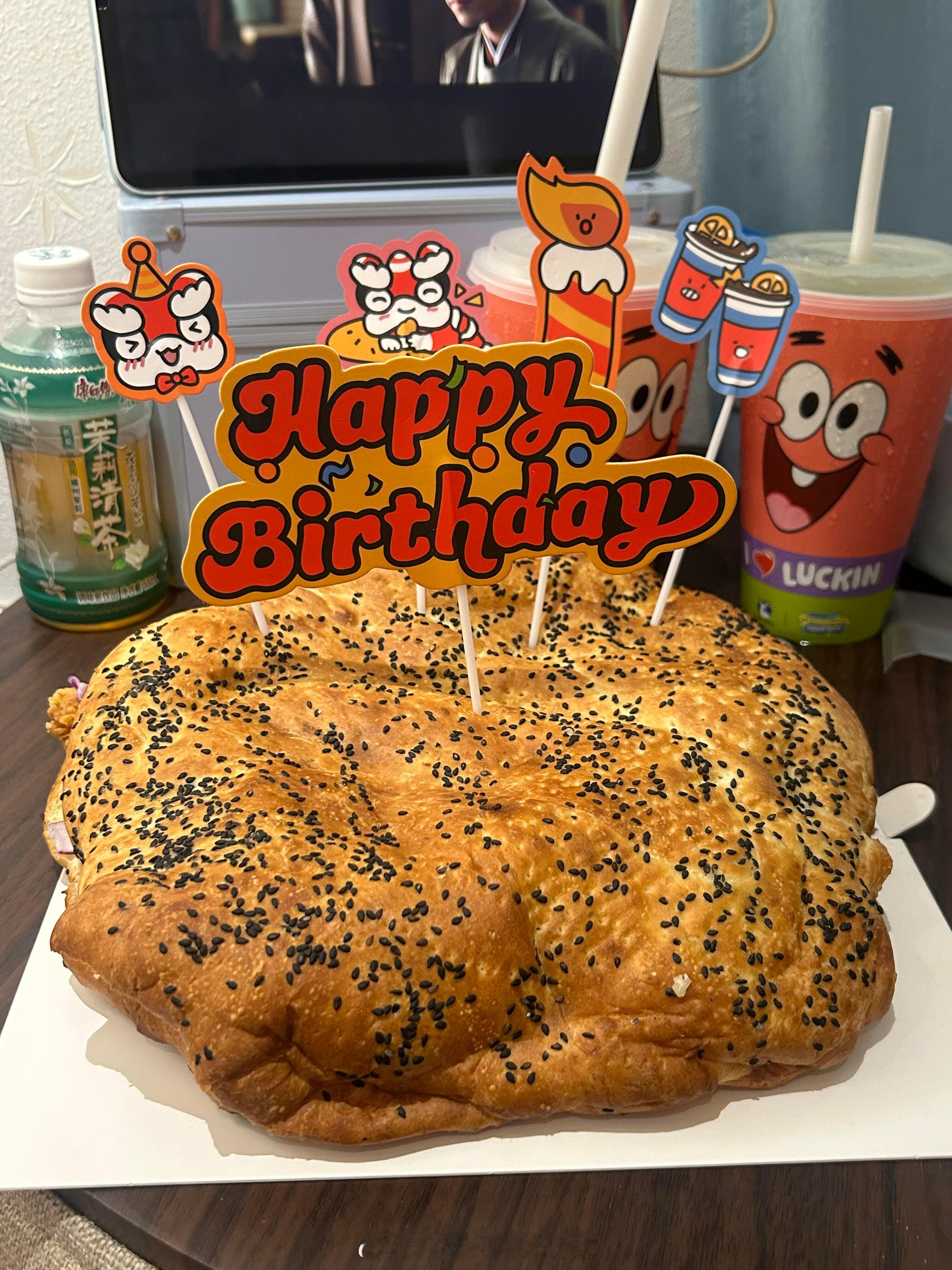 为什么越来越不爱过生日了啊？什么时候有的这个巨型🍔...我得去试试[