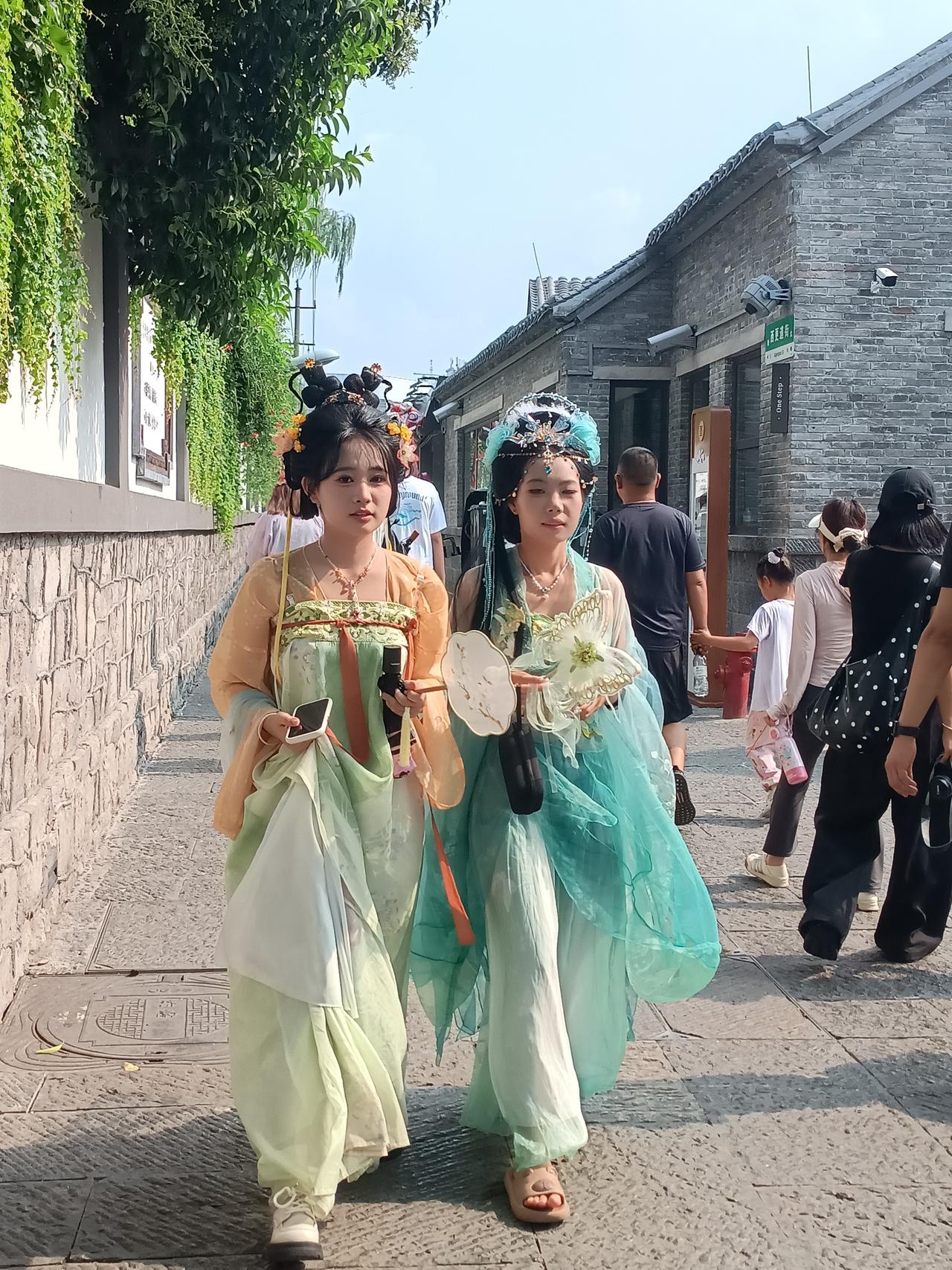 此刻山东济南天气特别的热，我正赶往大明湖的路上，天很热，人很累，但心情很好！