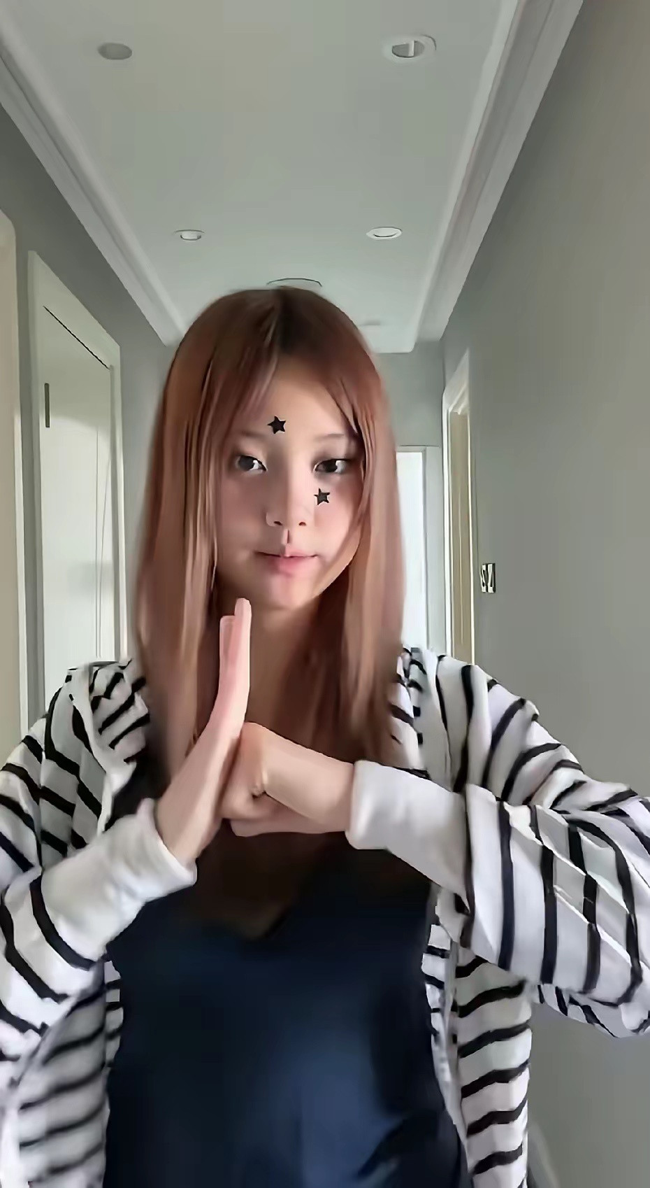 甜馨的长相像爸爸，举止像妈妈，这么小就染头发，上初中的年龄，打扮成这样不太合适。