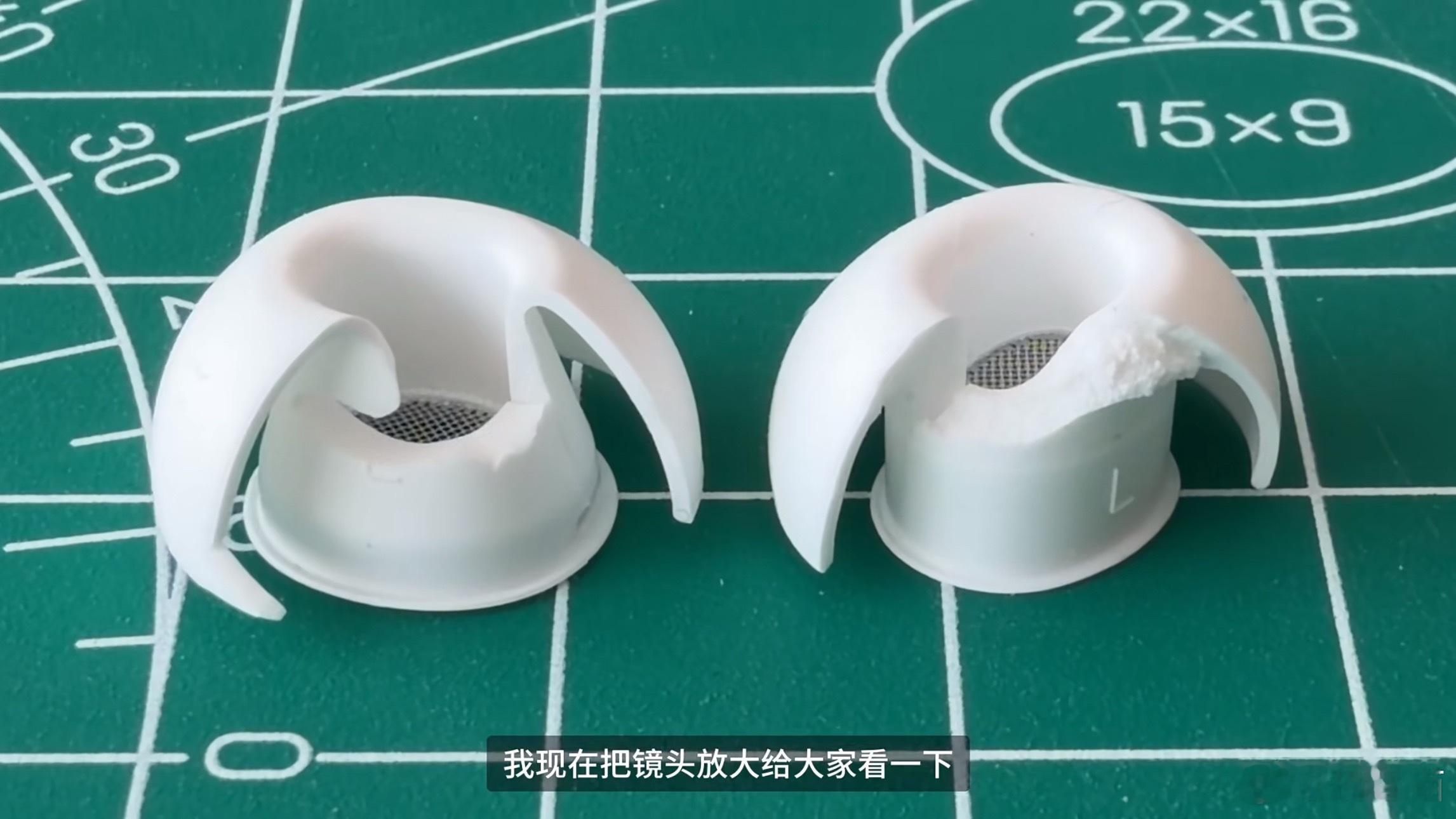 钟文泽老师把AirPodsPro3的新耳塞跟老款的耳塞做了一个拆解对比，新款