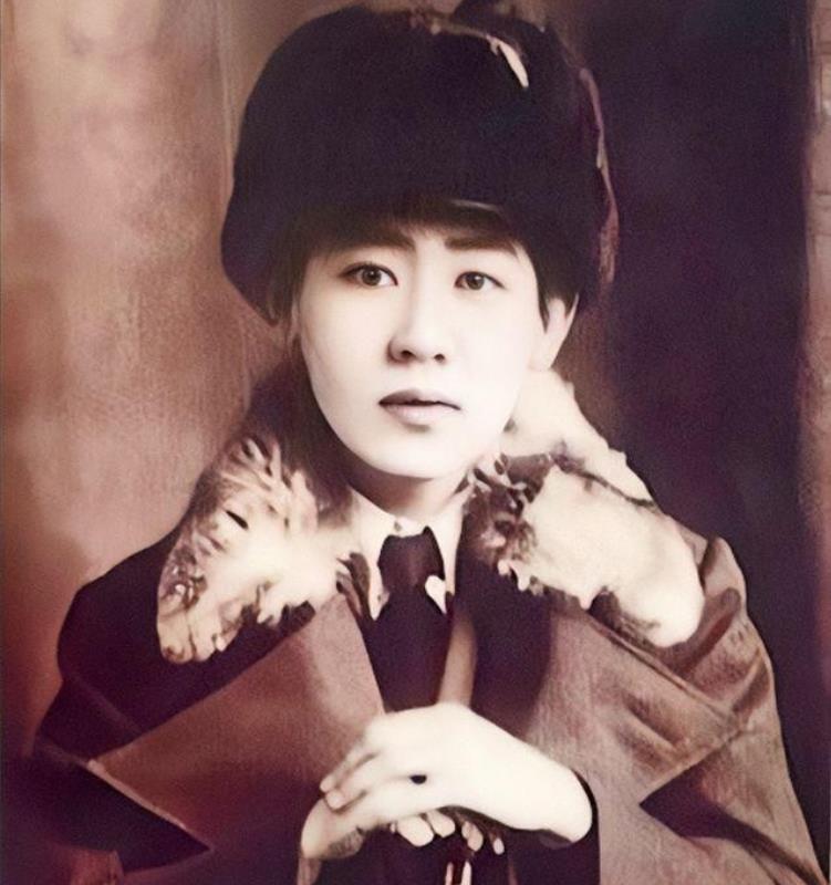 1945年，川岛芳子落入军统手里，可军统手段用尽，她就是没反应。这时，戴笠拿着尺
