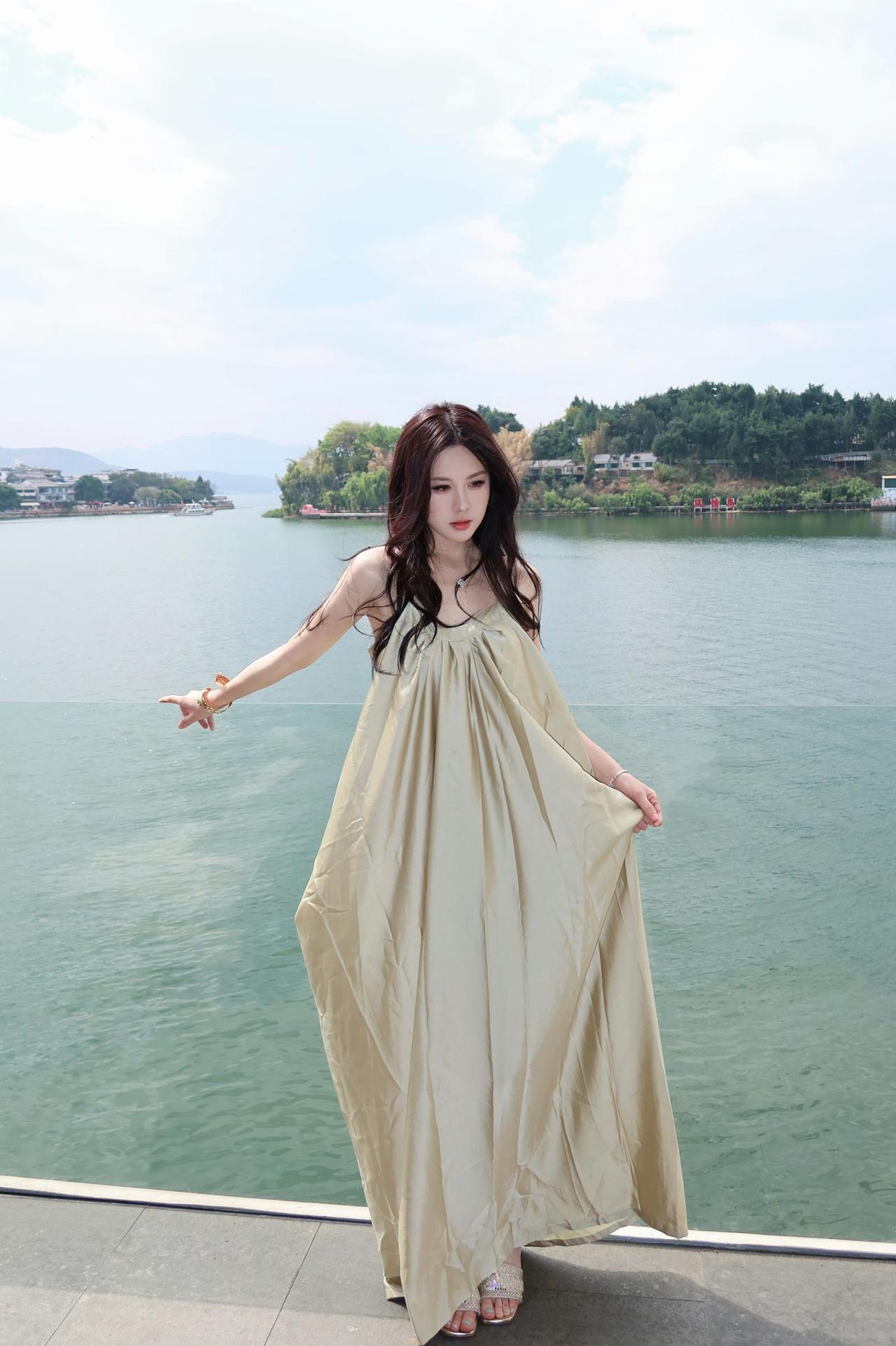 你穿吊带裙的样子，真好看。香槟色吊带长裙，温柔而又优雅，完美展现出你的气质。