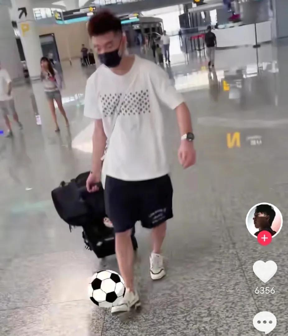 周琦真是有仇必报，梗王上线！周琦上期拍vlog和孙铭徽打招呼，孙铭徽直接来了一