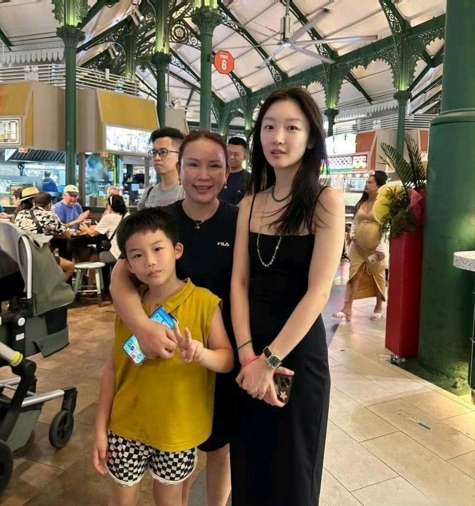 一直以为周冬雨很矮，看到她和路人的合影后才发现，她原来是瘦不是矮