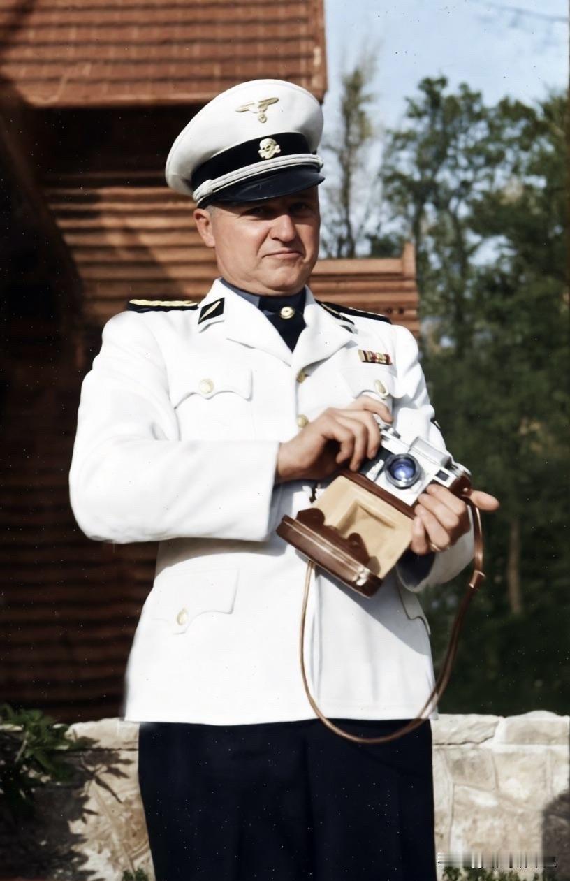 卡尔·科赫在1937年到1942年初担任布痕瓦尔德集中营的第一任指挥官。这个人极