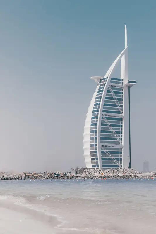 演员陈浩民夫妇滞留阿联酋数日后回国，讲述避难细节：住平房吃外卖，幸运买到4张机票