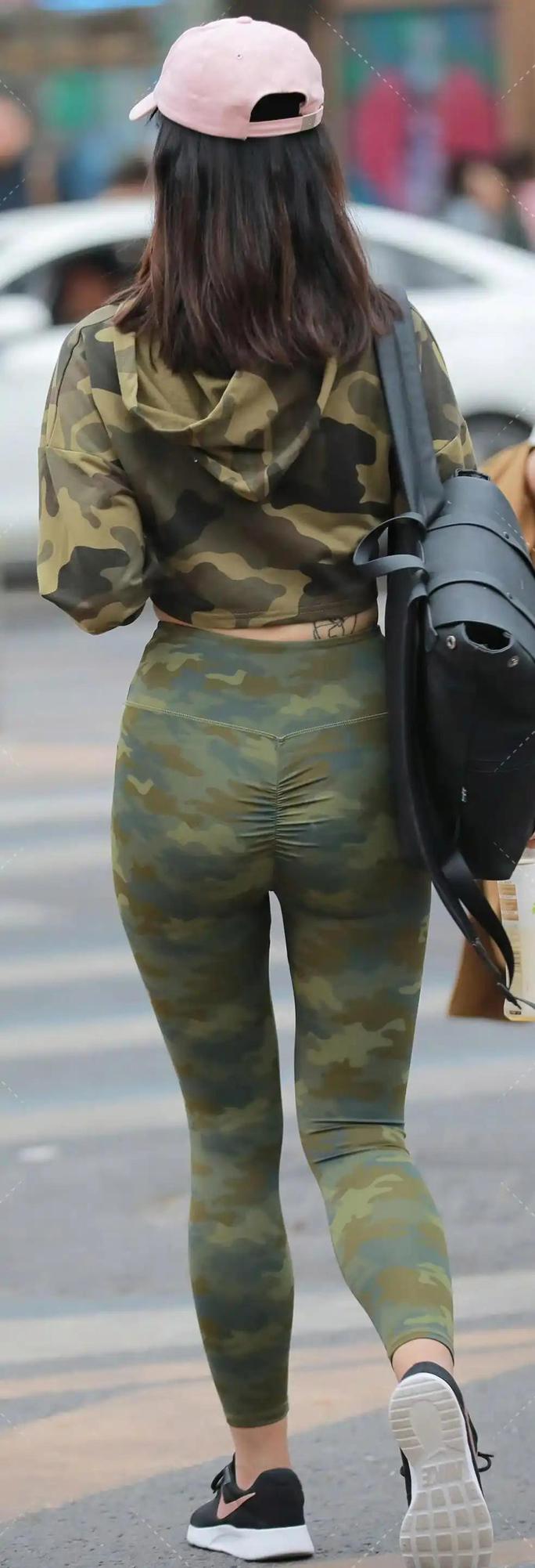 一身迷彩也挺好看的