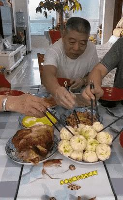 谁家吃饭这么吃啊[无奈吐舌]